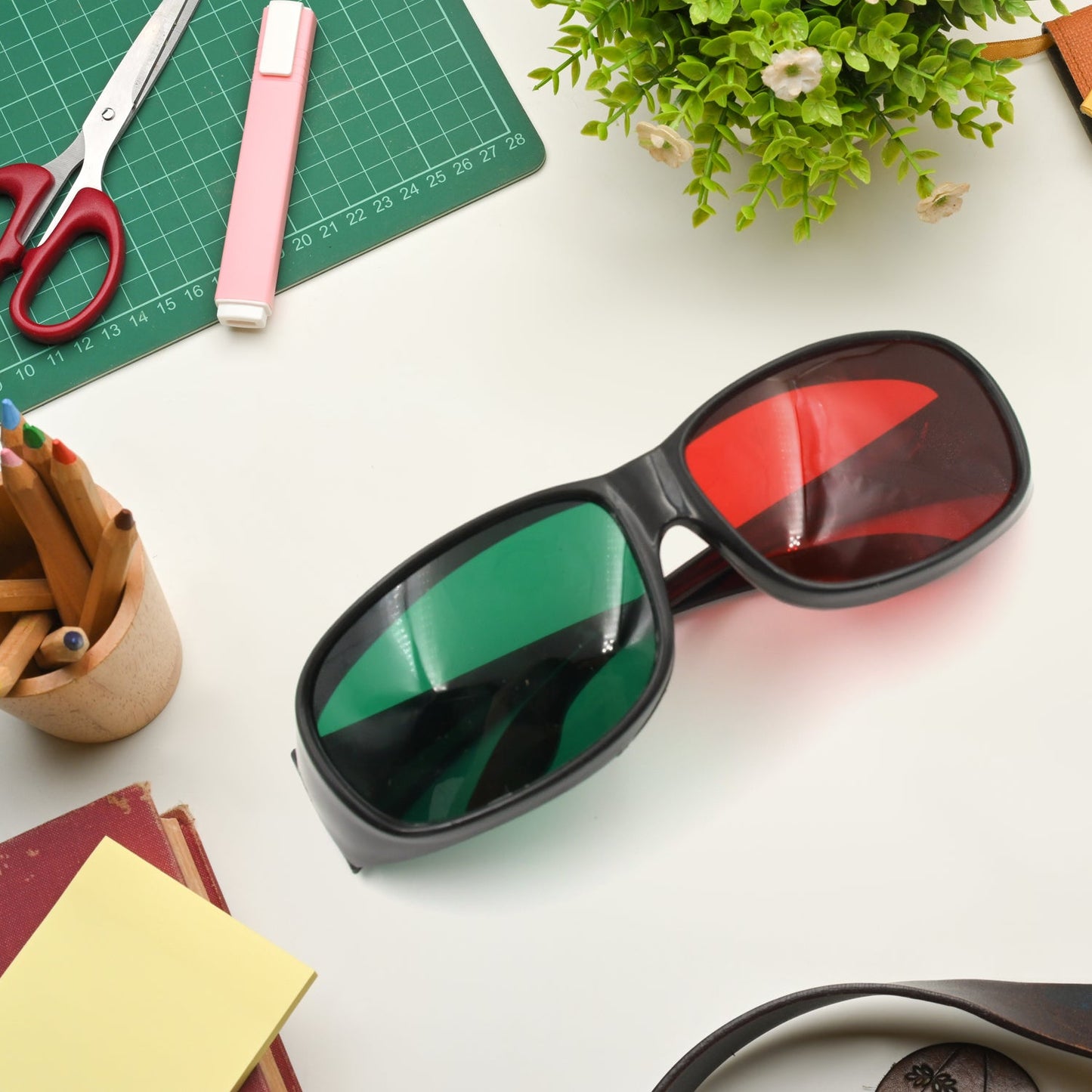 Stylish UV-Protected Sunglasses for All-Day Comfort ��� Perfect for Any Light!