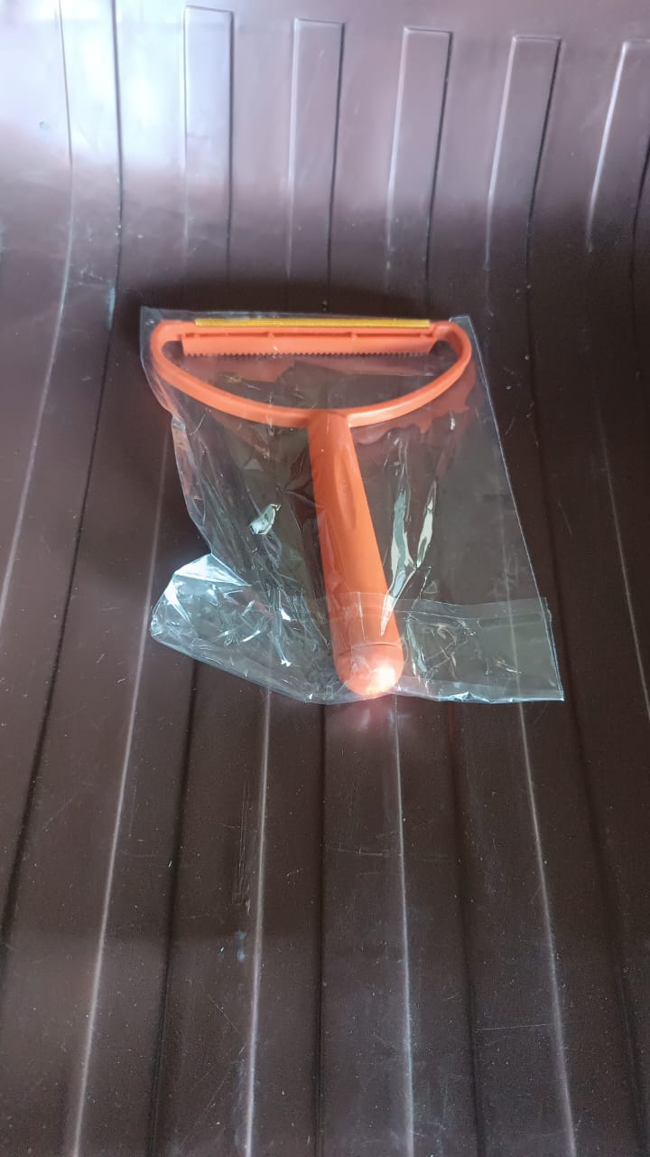 2-in-1 Portable Lint Remover ��� Long-Handle Brush & Sticky Roller for Clothes, Furniture & Carpets