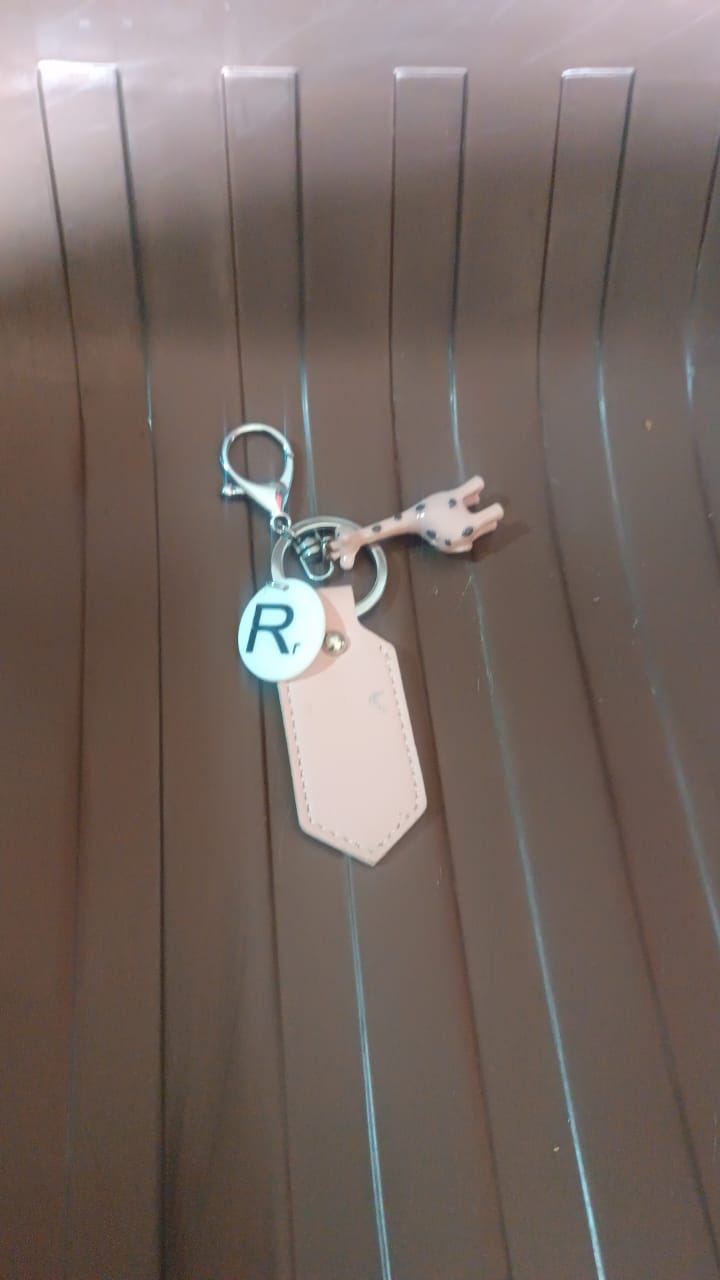 Charming Giraffe Keychain ��� A Touch of Whimsy for Your Everyday Essentials