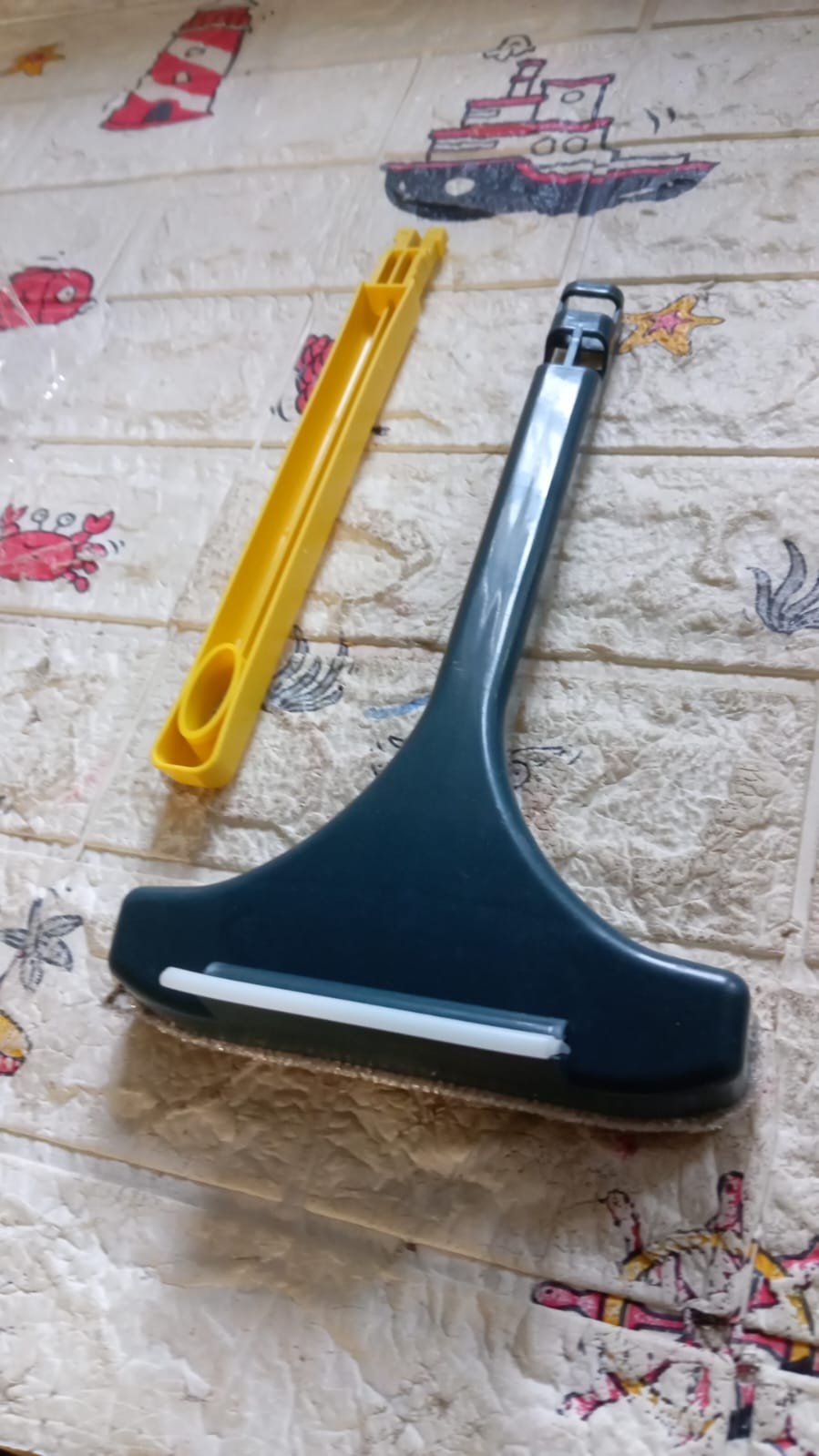 2-in-1 Mesh Cleaning Brush & Wiper with Extended Handle ��� Window Cleaner