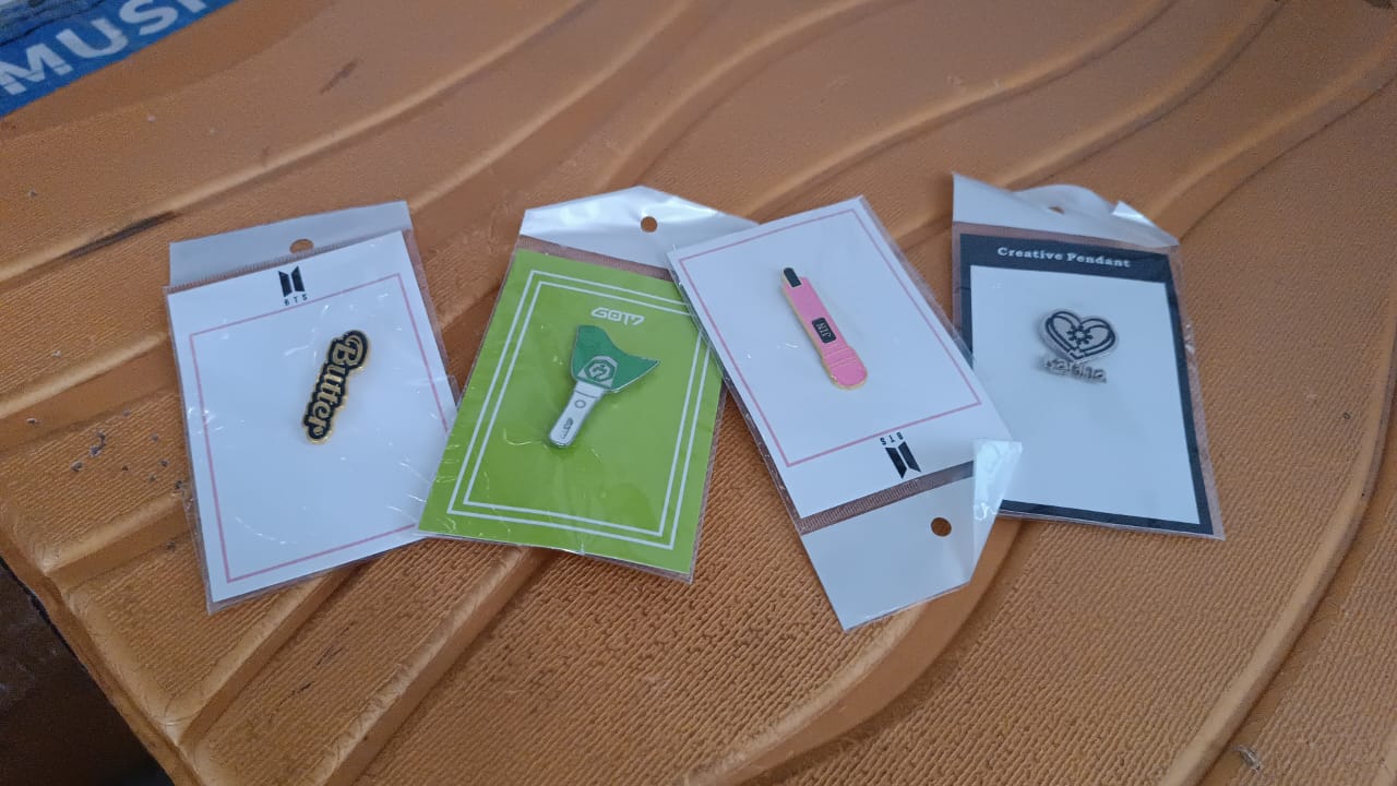 Stylish Metal Badge Pin ��� Single Piece (Random D